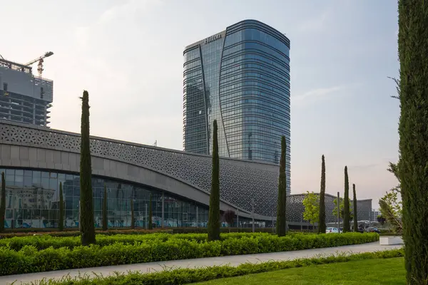 TASHKENT, UZBEKISTAN - 20 Nisan 2022: Özbekistan 'ın başkenti Taşkent' teki modern binaların manzarası