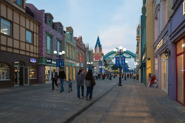 TASHKENT, UZBEKISTAN - 20 Nisan 2022: Büyülü Şehir, Özbekistan 'ın başkenti Taşkent' teki modern bir lunapark