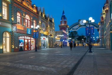 TASHKENT, UZBEKISTAN - 20 Nisan 2022: Büyülü Şehir, Özbekistan 'ın başkenti Taşkent' teki modern bir lunapark