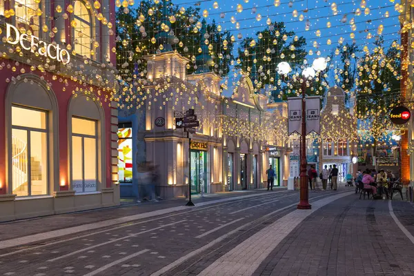 TASHKENT, UZBEKISTAN - 20 Nisan 2022: Büyülü Şehir, Özbekistan 'ın başkenti Taşkent' teki modern bir lunapark