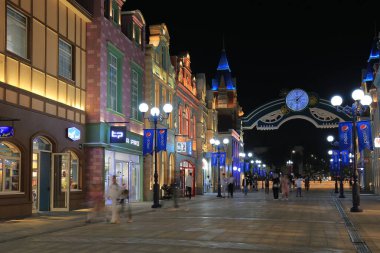 TASHKENT, UZBEKISTAN - 20 Nisan 2022: Büyülü Şehir, Özbekistan 'ın başkenti Taşkent' teki modern bir lunapark
