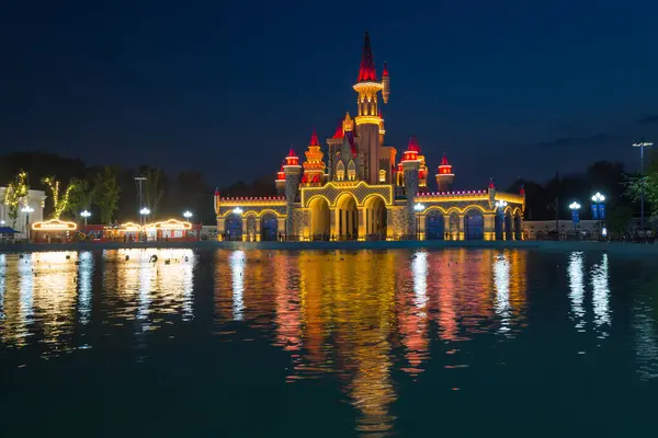 TASHKENT, UZBEKISTAN - 20 Nisan 2022: Büyülü Şehir, Özbekistan 'ın başkenti Taşkent' teki modern bir lunapark