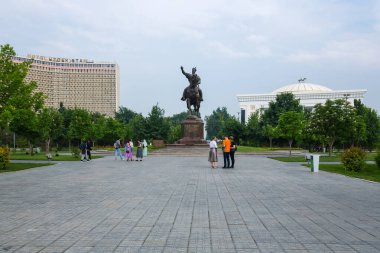 TASHKENT, UZBEKISTAN - 21 Nisan 2022: Amir Timur anıtı, Özbek devletinin kurucularından biri olan Tamerlane 'in bronz binicilik anıtı.