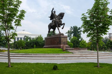 TASHKENT, UZBEKISTAN - 21 Nisan 2022: Emir Timur anıtı, Özbek devletinin kurucularından, devlet adamı ve askeri lider Tamerlane 'in bronz binicilik anıtıdır.