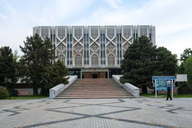 TASHKENT, UZBEKISTAN - 21 Nisan 2022: Özbekistan Devlet Tarihi Müzesi 1876 yılında kuruldu ve Orta Asya 'nın en büyük bilimsel eğitim kurumlarından biridir.