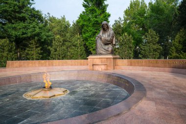 TASHKENT, UZBEKISTAN - 21 Nisan 2022: Meçhul Askerin Mezarı, 2. Dünya Savaşı sırasında öldürülen Sovyet askerlerine adanmış bir savaş anıtıdır.