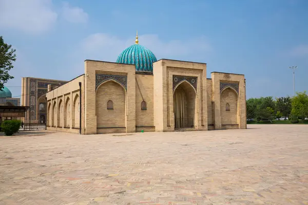Hazrati İmam kompleksi Özbekistan 'ın başkenti Taşkent' te bir mimari anıttır.