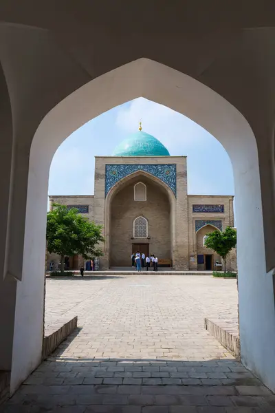TASHKENT, UZBEKISTAN - 21 Nisan 2022: Hazrati İmam kompleksi Özbekistan 'ın başkenti Taşkent' te bir mimari anıttır.