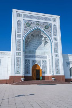 TASHKENT, UZBEKISTAN - 22 Nisan 2022: Küçük Cami, başkentin yeni bölgesinde inşa edilen ve Taşkent 'te yeni inşa edilen görkemli camilerden biridir.