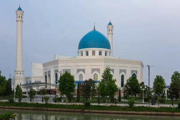 TASHKENT, UZBEKISTAN - 21 Nisan 2022: Küçük Cami, başkentin yeni bölgesinde inşa edilen ve Taşkent 'te yeni inşa edilen görkemli camilerden biridir.