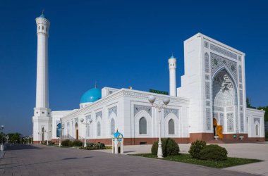 TASHKENT, UZBEKISTAN - 22 Nisan 2022: Küçük Cami, başkentin yeni bölgesinde inşa edilen ve Taşkent 'te yeni inşa edilen görkemli camilerden biridir.