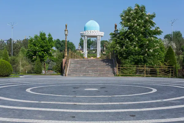 TASHKENT, UZBEKISTAN - 22 Nisan 2022: Taşkent, Özbekistan 'daki siyasi baskı mağdurlarının anısına anıt kompleksi ve park
