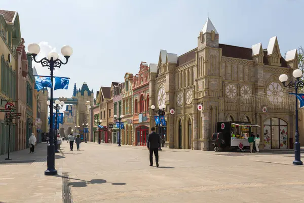 TASHKENT, UZBEKISTAN - 22 Nisan 2022: Büyülü Şehir, Özbekistan 'ın başkenti Taşkent' teki modern bir lunapark