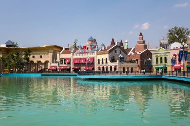 TASHKENT, UZBEKISTAN - 22 Nisan 2022: Büyülü Şehir, Özbekistan 'ın başkenti Taşkent' teki modern bir lunapark