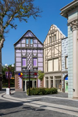 TASHKENT, UZBEKISTAN - 22 Nisan 2022: Büyülü Şehir, Özbekistan 'ın başkenti Taşkent' teki modern bir lunapark