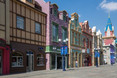 TASHKENT, UZBEKISTAN - 22 Nisan 2022: Büyülü Şehir, Özbekistan 'ın başkenti Taşkent' teki modern bir lunapark