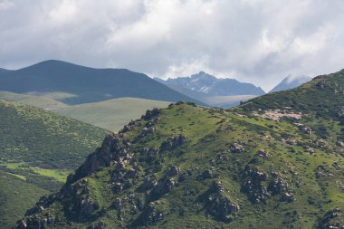 Kırgızistan, Orta Asya 'daki Tianshan Dağlarının panoramik manzarası