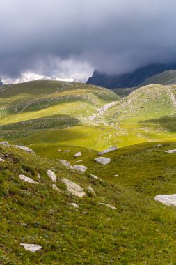 Kırgızistan, Orta Asya 'daki Tianshan Dağlarının panoramik manzarası