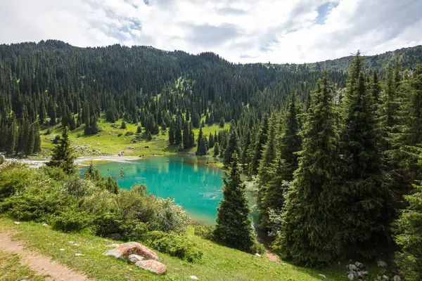Kırgızistan, Orta Asya 'daki Tianshan Dağları' ndaki küçük turkuaz gölün panoramik manzarası