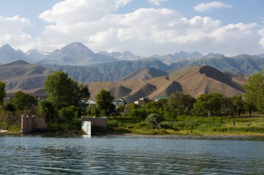 Kırgızistan, Orta Asya 'daki Tianshan Dağları' ndaki Issyk-Kul Gölü manzarası
