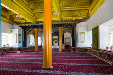 KARAKOL, KYRGYZSTAN - 07 Temmuz 2022: Karakol, Kırgızistan 'daki eşsiz ahşap Dungan camiinin içi