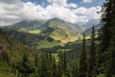 Dağ vadisi Djety-Oğuz (Kırgız dilinde 