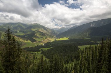 Dağ vadisi Djety-Oğuz (Kırgız dilinde 