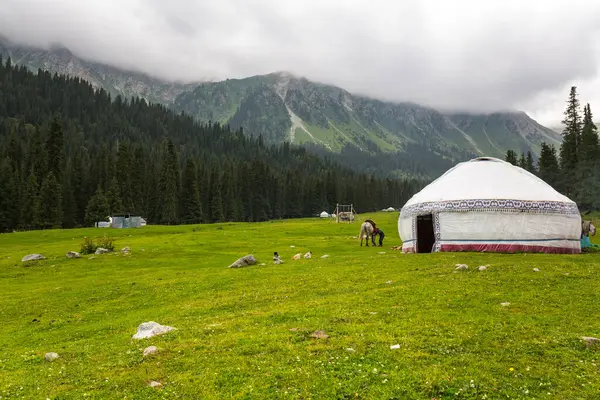 Dağ vadisi Djety-Oğuz (Kırgız dilinde 