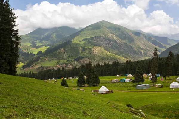 Dağ vadisi Djety-Oğuz (Kırgız dilinde 