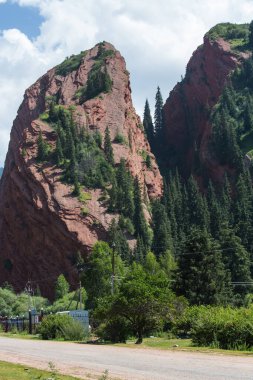 Djeti-Oğuz ya da Seven Bulls Rock, Kırgızistan 'ın Issyk-Kul havzasının güneydoğusunda yer alan Tien Shan' ın en güzel yerlerinden biridir.