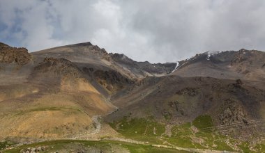 Barskoon Vadisi Kırgızistan 'da bulunan pitoresk vadilerden biridir. Vadi Ala-Too dağ sisteminin bir parçasıdır.