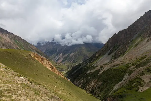 Barskoon Vadisi Kırgızistan 'da bulunan pitoresk vadilerden biridir. Vadi Ala-Too dağ sisteminin bir parçasıdır.
