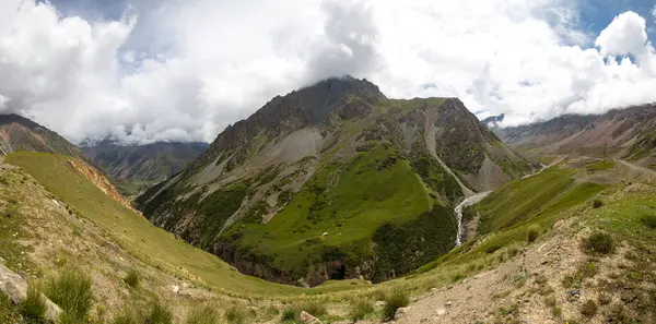 Barskoon Vadisi Kırgızistan 'da bulunan pitoresk vadilerden biridir. Vadi Ala-Too dağ sisteminin bir parçasıdır.