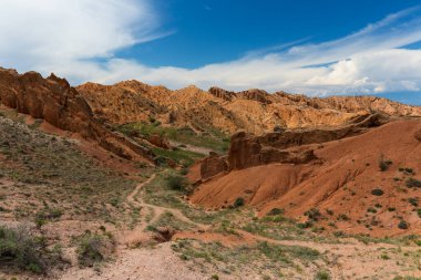 Kırgızistan 'daki Tian Shan dağlarındaki Terskey Ala-Too dağ sırasının Peri Masalı Kanyonu (Canyon Skazka)