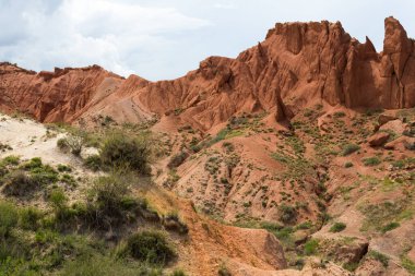 Kırgızistan 'daki Tian Shan dağlarındaki Terskey Ala-Too dağ sırasının Peri Masalı Kanyonu (Canyon Skazka)
