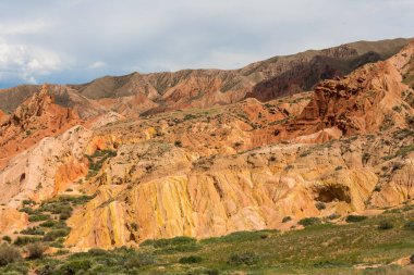 Kırgızistan 'daki Tian Shan dağlarındaki Terskey Ala-Too dağ sırasının Peri Masalı Kanyonu (Canyon Skazka)