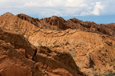 Kırgızistan 'daki Tian Shan dağlarındaki Terskey Ala-Too dağ sırasının Peri Masalı Kanyonu (Canyon Skazka)