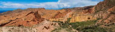 Kırgızistan 'daki Tian Shan dağlarındaki Terskey Ala-Too dağ sırasının Peri Masalı Kanyonu (Canyon Skazka)