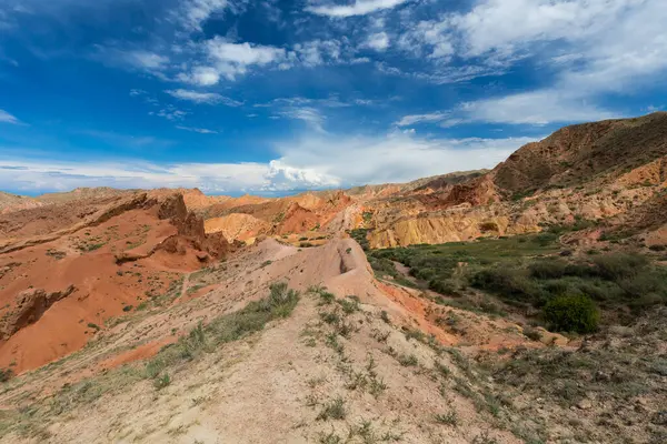 Kırgızistan 'daki Tian Shan dağlarındaki Terskey Ala-Too dağ sırasının Peri Masalı Kanyonu (Canyon Skazka)