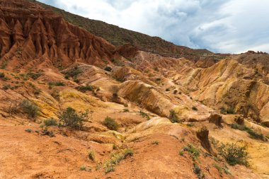 Kırgızistan 'daki Tian Shan dağlarındaki Terskey Ala-Too dağ sırasının Peri Masalı Kanyonu (Canyon Skazka)