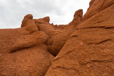 Kırgızistan 'daki Tian Shan dağlarındaki Terskey Ala-Too dağ sırasının Peri Masalı Kanyonu (Canyon Skazka)