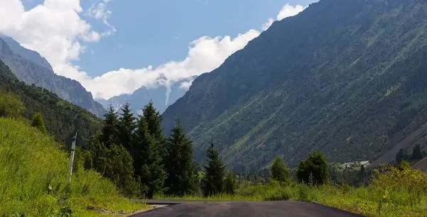 Ala-Archa Doğa Parkı Kırgızistan 'ın Tian Shan dağlarında bulunan bir ulusal parktır.