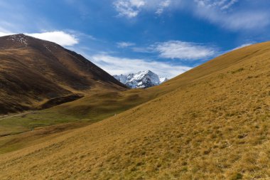 Rusya 'nın Karachay-Çerkesya Cumhuriyeti' ndeki Kafkas dağlarının manzarası