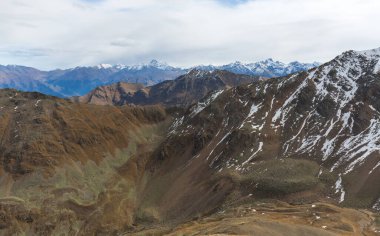 Rusya 'nın Karachay-Çerkesya Cumhuriyeti' ndeki Kafkasya dağlarındaki göl manzarası