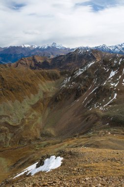 Rusya 'nın Karachay-Çerkesya Cumhuriyeti' ndeki Kafkas dağlarının manzarası