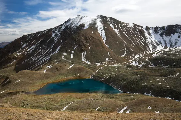 Rusya 'nın Karachay-Çerkesya Cumhuriyeti' ndeki Kafkasya dağlarındaki göl manzarası