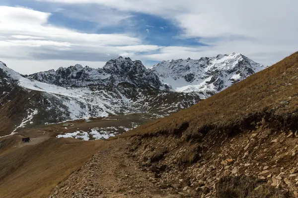 Rusya 'nın Karachay-Çerkesya Cumhuriyeti' ndeki Kafkas dağlarının manzarası