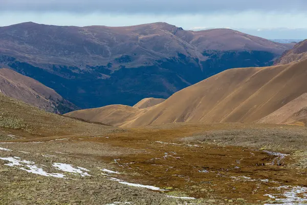 Rusya 'nın Karachay-Çerkesya Cumhuriyeti' ndeki Kafkas dağlarının manzarası