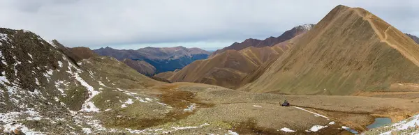 Rusya 'nın Karachay-Çerkesya Cumhuriyeti' ndeki Kafkas dağlarının manzarası