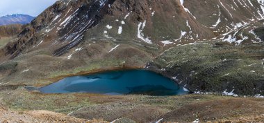 Rusya 'nın Karachay-Çerkesya Cumhuriyeti' ndeki Kafkasya dağlarındaki göl manzarası